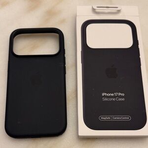 Apple iPhone 17 Pro Black Silicone Cover